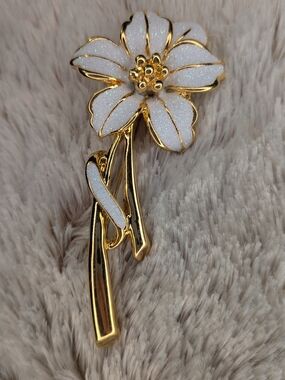 DOLPHIN ORO Gold Tone Iridescent White Enamel Flower Floral Brooch